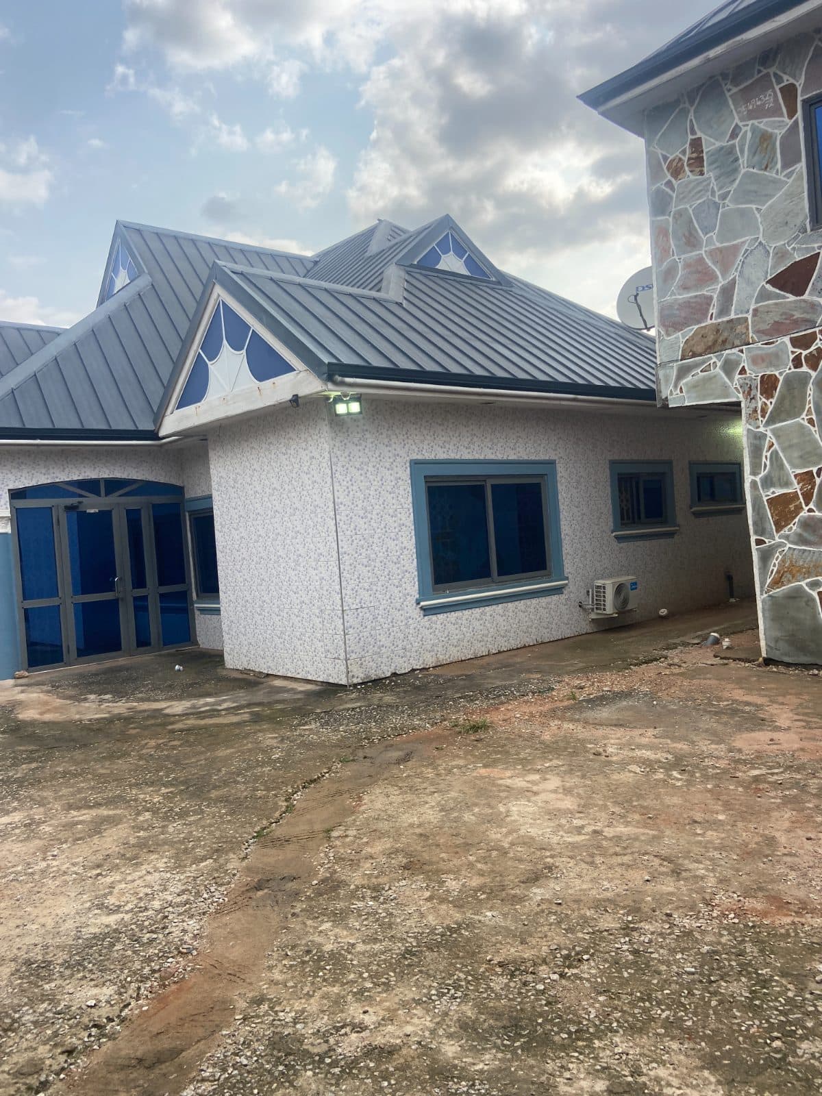 3-Building Residential Compound with Swimming Pool — photo 8 of 8
